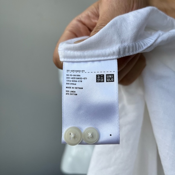 Uniqlo Linen T Shirt in Small - Picture 6 of 6